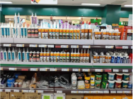 　玻璃膠學(xué)名硅酮密封膠，分酸性和中性兩種