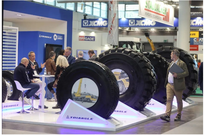展出的這些輪胎不僅擁有卓越的性能和質量，而且適用于各種惡劣地形和環(huán)境，為工程車輛的使用帶來了更加可靠的保障。三角輪胎憑借著先進的技術和不斷創(chuàng)新的精神，為用戶提供更好的產品和服務，成為中國輪胎行業(yè)的代表企業(yè)之一。
