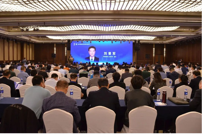 劉普軍會(huì)長(zhǎng)強(qiáng)調(diào)了提升基礎(chǔ)研究和應(yīng)用研究水平的重要性，鼓勵(lì)加快科技自立自強(qiáng)的步伐。他提出要完善科技創(chuàng)新體系，加強(qiáng)在涂料應(yīng)用基礎(chǔ)理論、新型原材料、先進(jìn)裝備與自動(dòng)化技術(shù)、涂層評(píng)估技術(shù)等領(lǐng)域的研究，通過創(chuàng)新推動(dòng)涂料工業(yè)的高端化、智能化和綠色化。他還指出，目前環(huán)境友好型涂料，如水性涂料、粉末涂料、輻射固化涂料和高固體份涂料在涂料市場(chǎng)的占比不斷增加。此外，涂料用生物基原料的開發(fā)和應(yīng)用技術(shù)也日益成熟，涂料行業(yè)正加速形成綠色低碳的創(chuàng)新發(fā)展生態(tài)。