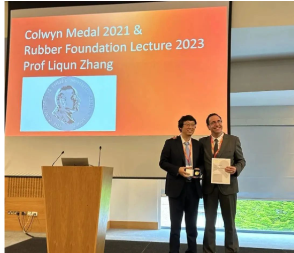 張立群院士成中國首位獲得Colwyn獎(jiǎng)?wù)碌南鹉z科學(xué)家