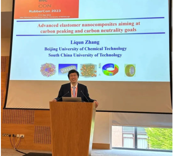 頒獎(jiǎng)儀式結(jié)束后，張立群院士受邀作了一場(chǎng)報(bào)告，報(bào)告內(nèi)容涵蓋了生物基衣康酸酯橡膠、生物基聚酯橡膠和高性能綠色聚氨酯彈性體材料的設(shè)計(jì)、制備和工程應(yīng)用研究。張立群院士的報(bào)告引起了與會(huì)專家學(xué)者的廣泛關(guān)注和熱烈討論。