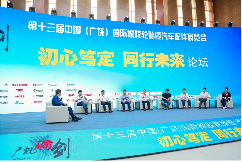 此外，論壇還邀請到了各行業(yè)專家和企業(yè)代表進行主題演講和圓桌論壇討論，分享經(jīng)驗和探討行業(yè)發(fā)展的機遇和挑戰(zhàn)。演講嘉賓們就如何建立智慧供應(yīng)鏈、借鑒國外經(jīng)驗、進行數(shù)字化升級以及轉(zhuǎn)型發(fā)展等方面提出了寶貴的建議和見解。