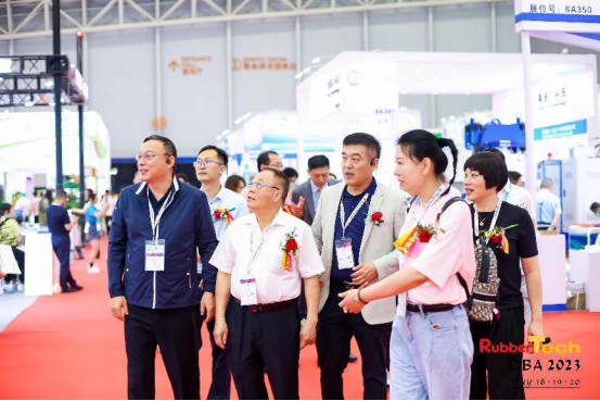 歷經(jīng)多年的探索和積累，大灣區(qū)橡膠技術(shù)展在擁有堅實行業(yè)基礎(chǔ)的同時，更兼顧華南當(dāng)?shù)丶按鬄硡^(qū)橡膠行業(yè)產(chǎn)業(yè)結(jié)構(gòu)和特色，在首日的展出當(dāng)中，機械類產(chǎn)品和非輪胎橡膠制品類企業(yè)成為了人氣頗高的明星。