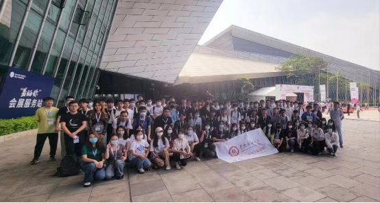 本屆大灣區(qū)橡膠展以“促進(jìn)雙循環(huán)，邁向新格局”為主題，更為活躍地與相關(guān)領(lǐng)域協(xié)會、組織、科研機構(gòu)合作，在中國石油和化學(xué)工業(yè)聯(lián)合會的指導(dǎo)下，大灣區(qū)橡膠展深入當(dāng)?shù)匦袠I(yè)集群，得到了行業(yè)高校的高度重視。華南理工大學(xué)、青島科技大學(xué)、仲愷農(nóng)業(yè)工程學(xué)院、五邑大學(xué)、暨南大學(xué)、廣東工業(yè)大學(xué)、廣東石油化工學(xué)院、中山大學(xué)等高校聯(lián)袂亮相，展示近年來科研項目研發(fā)成果，并與到會企業(yè)和觀眾進(jìn)行深入的技術(shù)交流，個別高校還舉辦了現(xiàn)場畢業(yè)生招聘等活動。