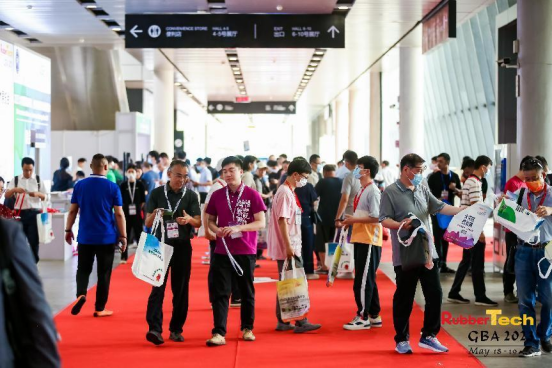 觀眾方面，本屆展會邀請到了天然橡膠產(chǎn)業(yè)觀展團(tuán)、安徽省橡膠行業(yè)協(xié)會觀展團(tuán)、福建省橡塑同業(yè)商會觀展團(tuán)、廣州市橡膠工業(yè)協(xié)會觀展團(tuán)、寧波市橡膠商會觀展團(tuán)、溫州市橡膠商會觀展團(tuán)、鐵嶺橡塑協(xié)會觀展團(tuán)、玉環(huán)橡塑協(xié)會觀展團(tuán)等專業(yè)觀眾到場參觀。