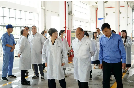 最后，與會代表參觀了黃山新力油墨有限公司的生產(chǎn)車間，親身了解了企業(yè)的生產(chǎn)情況和技術(shù)實(shí)力。