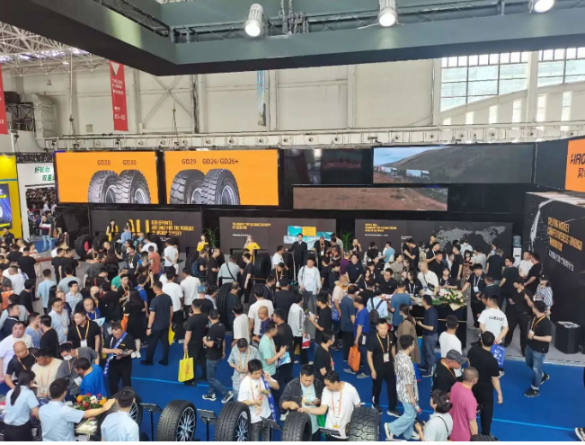中國(廣饒)國際橡膠輪胎暨汽車配件展覽會(huì)經(jīng)過十多年的發(fā)展，已迅速成長為全球知名的輪胎專業(yè)展會(huì)和橡膠輪胎行業(yè)的技術(shù)交流與貿(mào)易合作平臺(tái)。本屆展會(huì)吸引了來自德國、美國、泰國等26個(gè)國家和地區(qū)的80家境外企業(yè)參展。同時(shí)，來自俄羅斯、尼日利亞、斯里蘭卡、阿聯(lián)酋、加拿大等50多個(gè)國家的800多名境外專業(yè)采購商參觀并進(jìn)行了業(yè)務(wù)洽談。展會(huì)期間達(dá)成了830多個(gè)貿(mào)易意向、協(xié)議和合同，貿(mào)易額超過了219億元，較上一屆展會(huì)增長了9.7%。