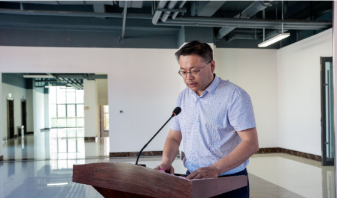 林廣義表示，五方共建橡膠工業(yè)互聯(lián)網(wǎng)實驗室將促進工業(yè)互聯(lián)網(wǎng)服務(wù)體系的構(gòu)建，推動工業(yè)互聯(lián)網(wǎng)創(chuàng)新應(yīng)用和工業(yè)企業(yè)云上平臺的發(fā)展，并共同致力于培養(yǎng)工業(yè)互聯(lián)網(wǎng)領(lǐng)域的人才。