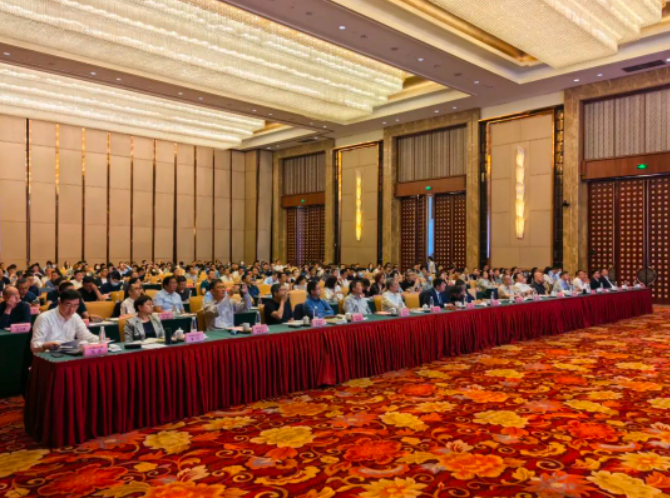 會(huì)議期間，代表們還參觀了通用股份半鋼胎“黑燈車(chē)間”。通用股份通過(guò)數(shù)字化探索和前瞻性布局，致力于打造低碳環(huán)保的4.0樣板工廠(chǎng)。這個(gè)無(wú)需照明條件下進(jìn)行生產(chǎn)的工廠(chǎng)實(shí)現(xiàn)了24小時(shí)不間斷生產(chǎn)，不僅實(shí)現(xiàn)了用工成本的節(jié)省，提升了生產(chǎn)效率，還降低了運(yùn)營(yíng)成本。