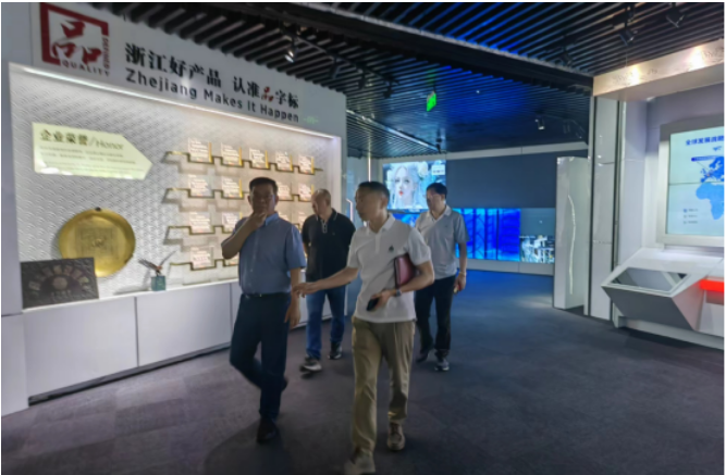 期間，李會長一行走訪了多家企業(yè)，包括中策橡膠集團股份有限公司、浙江天鐵實業(yè)股份有限公司、臺州鴻裕橡膠制造有限公司、臺州華振軌道科技有限公司、三門陸王橡膠有限公司、三門容宇橡塑科技有限公司、臺州中宏廢橡膠綜合利用有限公司、臺州至遠鞋材有限公司和浙江榮陽實業(yè)有限公司等，對輪胎制造、橡膠制品和橡塑鞋材等行業(yè)進行深入了解。