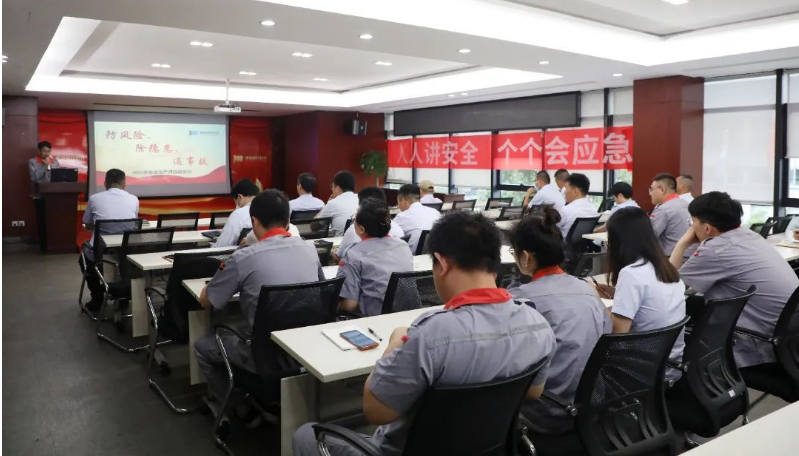 為進(jìn)一步推動(dòng)企業(yè)安全生產(chǎn)責(zé)任，提升安全管理水平，并響應(yīng)全國第22個(gè)“安全生產(chǎn)月”的號召，建新趙氏科技有限公司召開了“2023年安全生產(chǎn)月啟動(dòng)會(huì)”。本次活動(dòng)以“人人講安全、個(gè)個(gè)會(huì)應(yīng)急”為主題，旨在提高全員的風(fēng)險(xiǎn)隱患排查整改質(zhì)量、安全意識和避險(xiǎn)逃生能力。