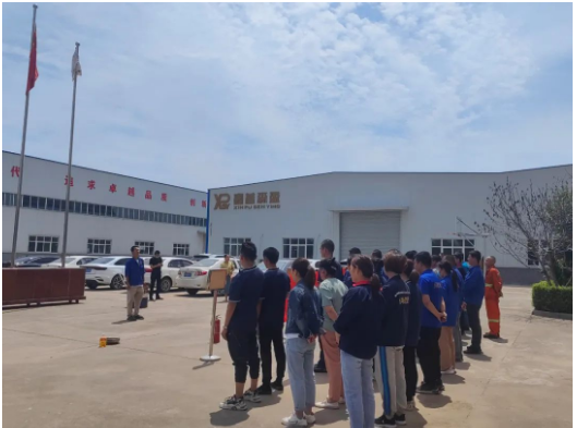 活動(dòng)中，安全負(fù)責(zé)人秦方亮傳達(dá)了高新區(qū)有關(guān)安全生產(chǎn)的文件精神，并提出了具體要求。首先，他強(qiáng)調(diào)了深入宣傳專項(xiàng)排查整治行動(dòng)的重要性，推動(dòng)各租賃戶落實(shí)安全責(zé)任，要求企業(yè)負(fù)責(zé)人帶頭組織重大事故隱患排查整治、全員履行安全生產(chǎn)崗位責(zé)任、對(duì)水、電、器等進(jìn)行排查整治、進(jìn)行事故應(yīng)急救援演練以及對(duì)企業(yè)生產(chǎn)經(jīng)營(yíng)活動(dòng)進(jìn)行排查整治。