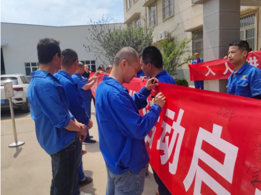 其次，他強(qiáng)調(diào)要進(jìn)一步抓實(shí)落實(shí)，貫徹安全生產(chǎn)的理念、法規(guī)和手段，確保責(zé)任層層落實(shí)，每個(gè)人、每個(gè)環(huán)節(jié)、每個(gè)細(xì)節(jié)都要承擔(dān)起安全生產(chǎn)的責(zé)任。此外，隨著氣溫的上升，他提醒大家要特別注意安全用電、防火防爆以及防暑防疲勞等方面的工作。