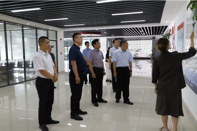 濰坊海關(guān)關(guān)長(zhǎng)王波率領(lǐng)調(diào)研團(tuán)隊(duì)前往山東美晨工業(yè)集團(tuán)有限公司進(jìn)行考察指導(dǎo)工作。隨行人員還包括高新片區(qū)黨委副書記、主任張崇雨和美晨工業(yè)集團(tuán)有限公司董事長(zhǎng)王永剛。