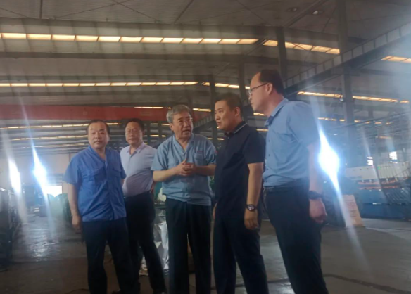 青島市即墨區(qū)副區(qū)長(zhǎng)馬明強(qiáng)攜數(shù)字裝備產(chǎn)業(yè)中心主任呂思龍等一行領(lǐng)導(dǎo)蒞臨青島青纜科技有限責(zé)任公司視察指導(dǎo)工作。