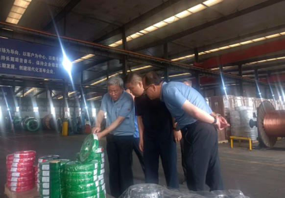 此次視察對(duì)于馬副區(qū)長(zhǎng)等領(lǐng)導(dǎo)來說是一次深入了解即墨地區(qū)數(shù)字裝備產(chǎn)業(yè)現(xiàn)狀與發(fā)展的機(jī)會(huì)。同時(shí)，青纜科技也受益匪淺，通過與區(qū)領(lǐng)導(dǎo)的溝通交流，進(jìn)一步明確了市場(chǎng)需求和發(fā)展方向，將為即墨市場(chǎng)提供更加優(yōu)質(zhì)的產(chǎn)品和服務(wù)。