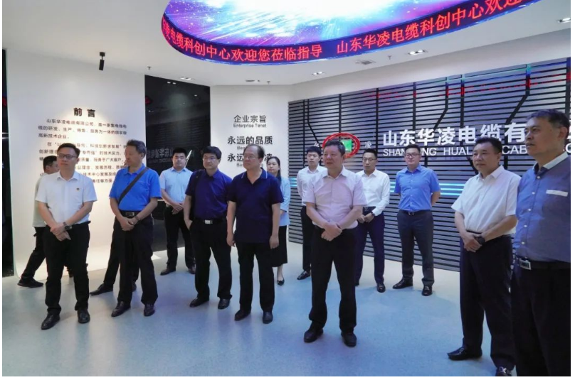 軌道交通集團(tuán)外部董事楊承林、周有志、王曉軍、李利平、胡安洪，濟(jì)南軌道交通集團(tuán)黨委委員、副總經(jīng)理盧慶亮，資產(chǎn)管理公司副總經(jīng)理劉迎展等蒞臨山東華凌電纜有限公司進(jìn)行調(diào)研交流。這次調(diào)研旨在深入了解華凌電纜在電纜行業(yè)的發(fā)展情況及其在核電、軌道交通、新材料等領(lǐng)域的成就和貢獻(xiàn)。