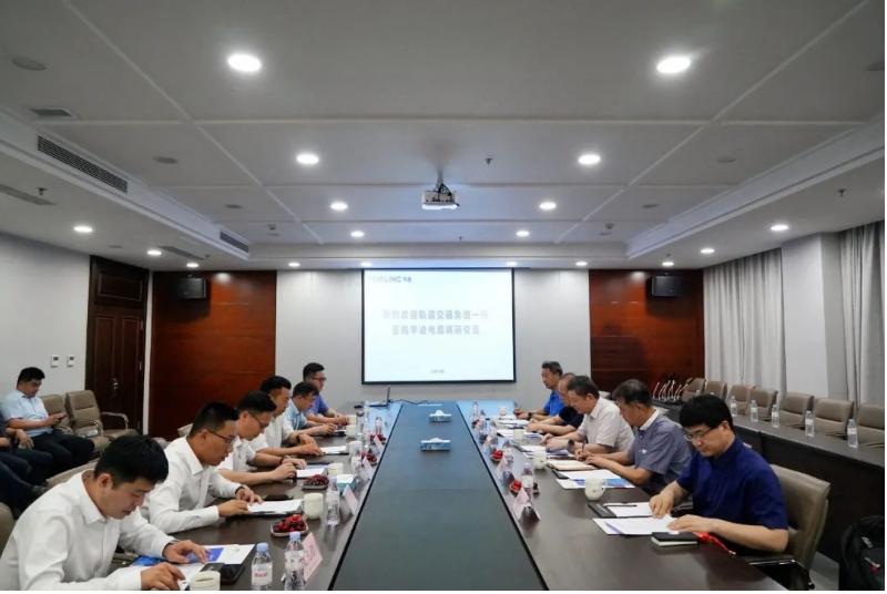 在座談會上，華凌電纜的副總裁兼董事會秘書王飛對外部董事的到來表示熱烈歡迎，并向他們介紹了華凌電纜的發(fā)展歷程、公司框架和經(jīng)營狀況等方面的情況。接著，華凌電纜的副總裁兼銷售總經(jīng)理董效柱向外部董事匯報了企業(yè)的經(jīng)營發(fā)展情況、銷售業(yè)績以及未來的工作思路。