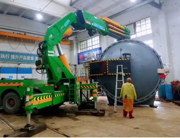 目前，新的硫化罐已經(jīng)安裝就位，進(jìn)入了管路敷設(shè)和調(diào)試階段。下一步將進(jìn)行試生產(chǎn)驗(yàn)證。據(jù)了解，設(shè)備動(dòng)力部將按照相關(guān)法規(guī)的要求，繼續(xù)做好設(shè)備管理工作，為生產(chǎn)提供可靠的設(shè)備保障。