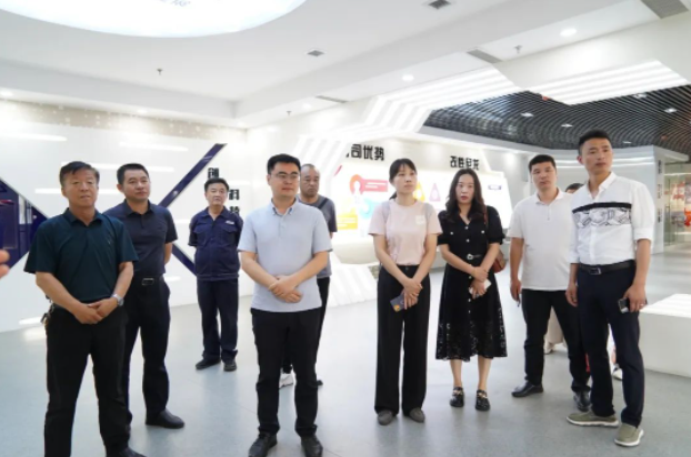 隨后，調(diào)研團(tuán)一行來(lái)到華凌電纜的展廳，工作人員向他們介紹了華凌電纜的發(fā)展歷程、人才培育、產(chǎn)品研發(fā)和企業(yè)榮譽(yù)等情況。重點(diǎn)介紹了華凌電纜在核電、軌道交通、艦船、特種裝備和新材料等五大領(lǐng)域所取得的成績(jī)和貢獻(xiàn)。據(jù)工作人員介紹，華凌電纜為了解決行業(yè)難點(diǎn)和痛點(diǎn)，引進(jìn)了白俄羅斯國(guó)家科學(xué)院的高分子材料技術(shù)，并將其進(jìn)行成果轉(zhuǎn)化和市場(chǎng)化應(yīng)用，從而填補(bǔ)了國(guó)產(chǎn)電纜材料在高端技術(shù)和新材料領(lǐng)域的空白。