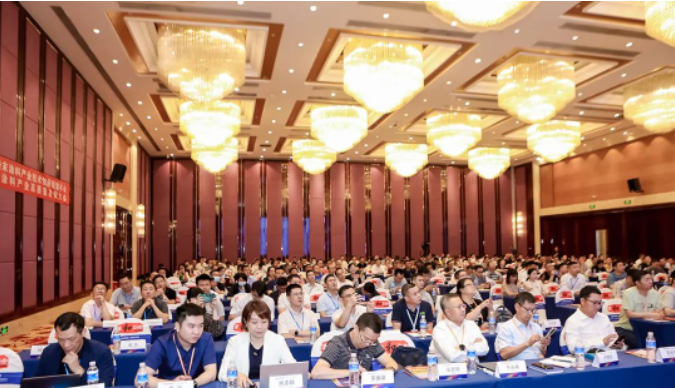 廣東省粉末涂料產(chǎn)業(yè)技術(shù)創(chuàng)新聯(lián)盟理事長、擎天材料科技有限公司董事長彭浩民介紹了廣東省粉末涂料產(chǎn)業(yè)技術(shù)創(chuàng)新聯(lián)盟的發(fā)展情況，并強(qiáng)調(diào)廣東省粉末涂料行業(yè)的重要性。他呼吁廣大粉末涂料企業(yè)堅定高質(zhì)量發(fā)展理念，加大研發(fā)力度，積極開發(fā)和推廣粉末涂料在新興應(yīng)用領(lǐng)域的應(yīng)用，并提出通過打造細(xì)分領(lǐng)域的絕對優(yōu)勢，實現(xiàn)行業(yè)的“專精特新”發(fā)展，為實現(xiàn)綠色科技的美好愿景貢獻(xiàn)力量。