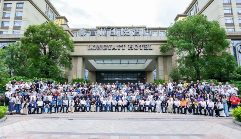 本次大會得到了多家企業(yè)的協(xié)辦和支持，各行業(yè)的專業(yè)人士和嘉賓之間展開了深入的交流與互動。通過這次盛會，環(huán)保涂料行業(yè)展示了其科技創(chuàng)新和發(fā)展的成果，為行業(yè)的高質(zhì)量發(fā)展搭建了一個重要的平臺。