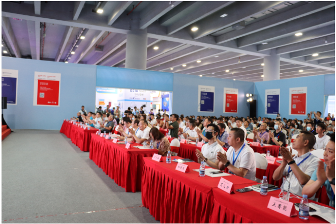 會(huì)上，中國(guó)技術(shù)經(jīng)濟(jì)學(xué)會(huì)副理事長(zhǎng)、企業(yè)標(biāo)準(zhǔn)領(lǐng)跑者工作委員會(huì)主任委員、原中國(guó)標(biāo)準(zhǔn)化研究院院長(zhǎng)馬林聰強(qiáng)調(diào)了廣東線纜行業(yè)的重要性，并呼吁加快培育達(dá)到國(guó)內(nèi)國(guó)際先進(jìn)水平的"廣東標(biāo)準(zhǔn)"和"廣東制造"，以推動(dòng)該行業(yè)的高質(zhì)量發(fā)展。