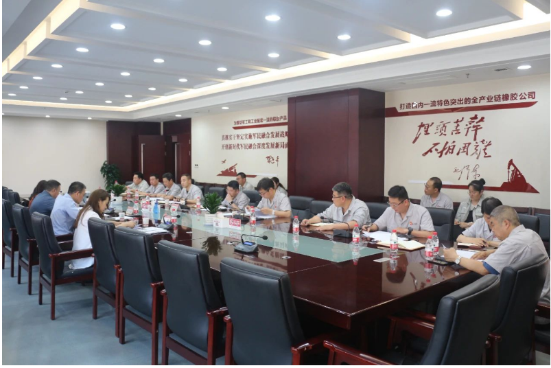 此次督查采用了現(xiàn)場檢查和座談交流相結(jié)合的方式，針對部分生產(chǎn)單位進行了全面細致的檢查。之后，召開了座談會。在座談會上，副總經(jīng)理寧博對公司當前的安全環(huán)保工作進行了匯報，法務(wù)部負責人則介紹了公司的法務(wù)工作情況。隨后，張航偉從生產(chǎn)經(jīng)營、安全環(huán)保和法務(wù)工作等方面作了全面綜合的匯報。