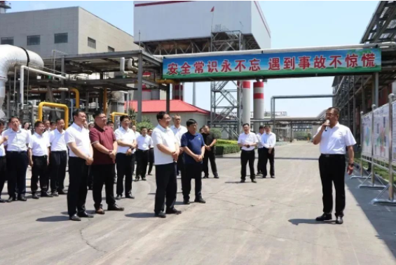 山西省太原市人大常委會副主任、清徐縣委書記王劍峰與縣委副書記、縣長、清徐經(jīng)濟開發(fā)區(qū)黨工委書記李福貴帶領考察團隊觀摩山西三強新能源科技有限公司煤基新材料項目的進展情況。