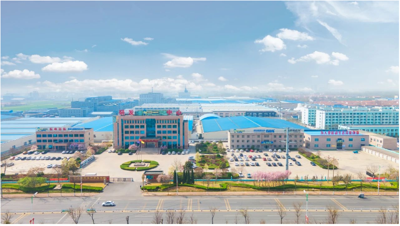 華盛橡膠集團(tuán)持續(xù)推行的QMC評審活動促進(jìn)了各工廠之間的交流學(xué)習(xí)，營造了良好的持續(xù)改善氛圍，彰顯了集團(tuán)“匠心品質(zhì)·質(zhì)享未來”的制造理念。華盛橡膠集團(tuán)將繼續(xù)專注于做好輪胎這一主營業(yè)務(wù)，通過應(yīng)用新技術(shù)、新工藝、新材料和新裝備，不斷研發(fā)能夠完全滿足市場需求的新產(chǎn)品。同時(shí)，該集團(tuán)致力于提供優(yōu)質(zhì)的產(chǎn)品和服務(wù)，以客戶滿意為宗旨，優(yōu)化倉儲、物流及售后服務(wù)，贏得客戶的高度認(rèn)可和滿意。