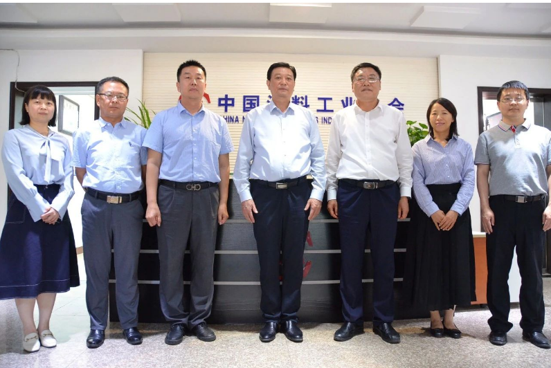 會(huì)議上，雙方還就2023年協(xié)會(huì)相關(guān)會(huì)議活動(dòng)、考察項(xiàng)目等進(jìn)行了交流。與會(huì)人員包括中國(guó)涂料工業(yè)協(xié)會(huì)副會(huì)長(zhǎng)丁艷梅、秘書長(zhǎng)劉杰，副秘書長(zhǎng)趙中國(guó)、齊祥昭、樊森、徐艷以及濮陽(yáng)市人大常委會(huì)相關(guān)領(lǐng)導(dǎo)。這次座談會(huì)為雙方進(jìn)一步加強(qiáng)合作提供了寶貴的機(jī)會(huì)。