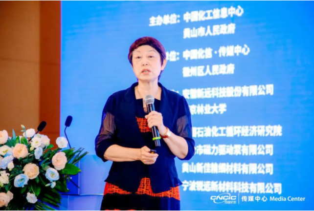 孫蓮英在報告中指出，涂料作為環(huán)氧樹脂的重要應(yīng)用領(lǐng)域，在促進環(huán)氧樹脂行業(yè)的發(fā)展中起到了舉足輕重的作用。根據(jù)2023年一季度的數(shù)據(jù)顯示，全行業(yè)涂料產(chǎn)量約為731.6萬噸，主營業(yè)務(wù)收入總額約達914.54億元，利潤總額約為39.75億元。