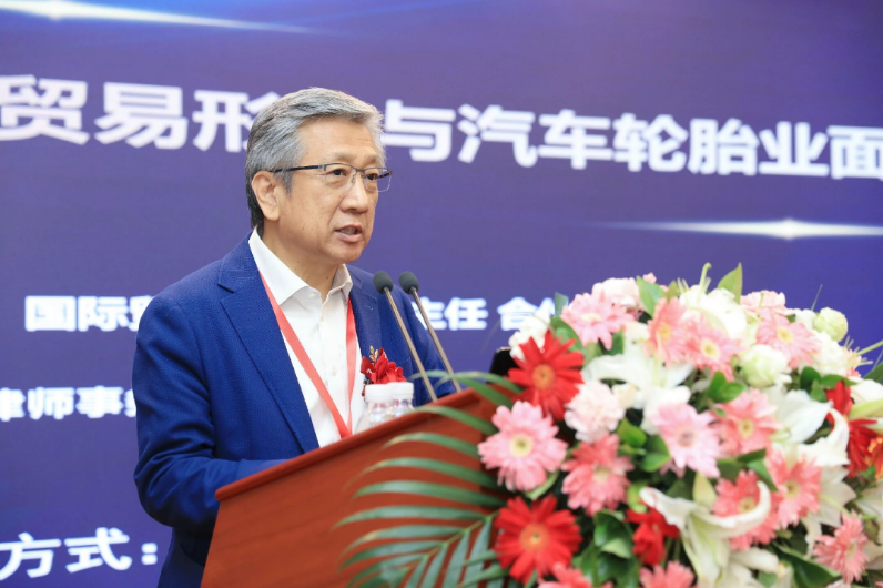 北京時(shí)間今天舉行了一場(chǎng)重要的汽車-輪胎跨界發(fā)展高峰論壇。在會(huì)上，北京卓緯律師事務(wù)所合伙人、國(guó)際貿(mào)易與合規(guī)部主任蒲凌塵律師就汽車和輪胎貿(mào)易問題進(jìn)行了精彩演講。