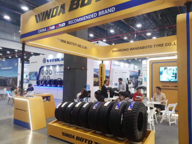 據(jù)了解，來自秘魯、哥倫比亞、厄瓜多爾、巴拉圭、波多黎各、墨西哥、危地馬拉、尼加拉瓜、智利、委內(nèi)瑞拉等36個(gè)國(guó)家的客戶紛紛前來洽談和交流。萬達(dá)寶通輪胎憑借卓越的產(chǎn)品品質(zhì)和完善的銷售服務(wù)網(wǎng)絡(luò)，深受當(dāng)?shù)叵M(fèi)者的認(rèn)可，品牌影響力和美譽(yù)度與日俱增。