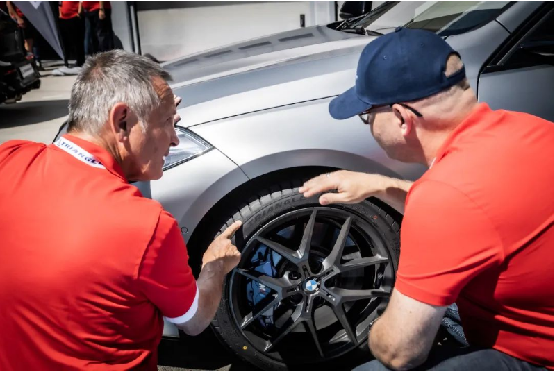 三角輪胎在匈牙利布達(dá)佩斯的亨格羅寧賽道舉辦了一場令人矚目的新品發(fā)布會(huì)，推出了他們最新的超高性能輪胎——EffeXSport TH202。此次發(fā)布會(huì)吸引了來自歐洲的合作伙伴和行業(yè)媒體，共同見證了EffeXSport TH202在亨格羅寧賽道上的出色表現(xiàn)。