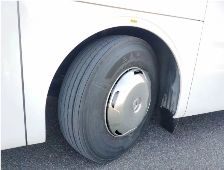 ，三角輪胎為每一輛巴士配備了295/80R 22.5的三角TRC03輪胎，為所有參與發(fā)布會(huì)的合作伙伴和行業(yè)媒體提供了全方位的保障。