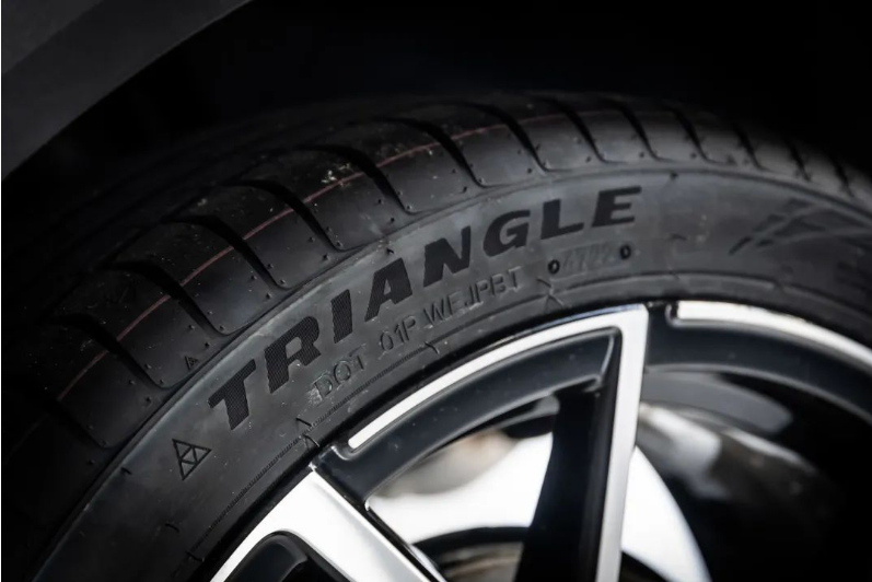 這款輪胎采用了三角輪胎最新一代的超高性能胎冠配方技術(shù)，能夠在任何駕駛條件下實(shí)現(xiàn)最大化的抓地力。同時(shí)，輪胎的縱向花紋溝靜音技術(shù)確保了最高級(jí)別的聲學(xué)舒適度，讓駕駛EffeXSport TH202更加舒適。