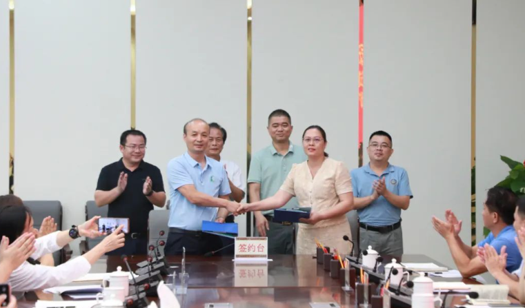 根據(jù)合作協(xié)議，雙方將集中精力研究天然橡膠全產業(yè)鏈的發(fā)展方向、布局和定位，重點關注生產、加工、保鮮、儲運和品牌等環(huán)節(jié)的關鍵技術。此外，他們還將提升一二三產業(yè)的融合發(fā)展水平，為實現(xiàn)可持續(xù)發(fā)展和提高農村經濟水平提供支持。