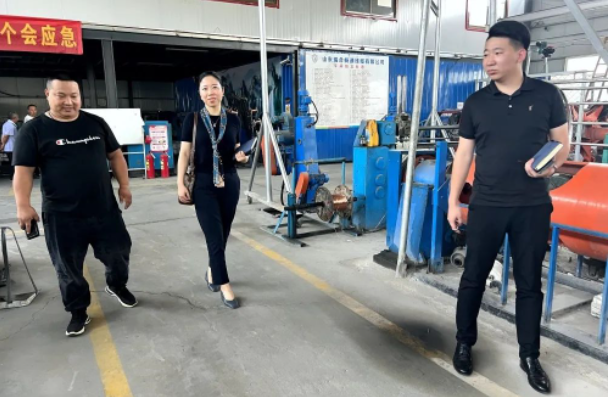 最后，協(xié)會一行人拜訪了山東瑞合暢通線纜有限公司，受到了該公司總經(jīng)理房益濱的熱情接待。