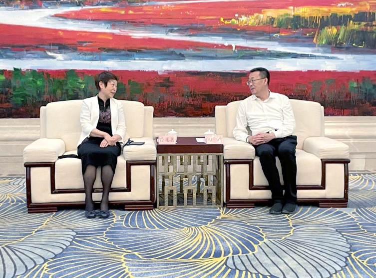 中國涂料工業(yè)協(xié)會(huì)名譽(yù)會(huì)長(zhǎng)孫蓮英一行赴盤錦市調(diào)研