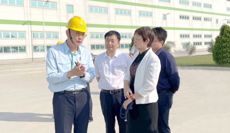在盤錦市商務(wù)局局長(zhǎng)王學(xué)林的陪同下，孫蓮英名譽(yù)會(huì)長(zhǎng)還考察了遼濱經(jīng)開區(qū)管委會(huì)、遼濱經(jīng)開區(qū)5G智慧園區(qū)管控中心、華錦公司精細(xì)化工及原料工程項(xiàng)目指揮部、盤錦港以及長(zhǎng)春集團(tuán)盤錦石化基地等地。