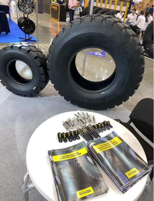 雙錢輪胎表示，他們將借此機會繼續(xù)以技術(shù)為支撐、品質(zhì)為基石，以市場需求為導向，并秉持綠色發(fā)展理念。他們將根據(jù)客戶需求調(diào)整產(chǎn)品結(jié)構(gòu)和銷售渠道，推出更加適應(yīng)當?shù)芈窙r和市場需求的產(chǎn)品，并致力于提供讓客戶最滿意的服務(wù)。雙錢輪胎期待與客戶共同創(chuàng)造更大的價值。在巴拿馬輪胎國際展會上的成功亮相，為雙錢輪胎在拉美市場的發(fā)展奠定了堅實的基礎(chǔ)。