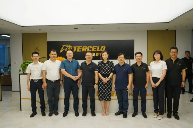 交流結(jié)束后，單奇顏和溫志雄代表雙方簽署了戰(zhàn)略合作協(xié)議，并共同合影留念。通過(guò)此次合作，雄鷹輪胎集團(tuán)和玉柴物流集團(tuán)將進(jìn)一步加強(qiáng)合作，共同推動(dòng)雙方的業(yè)務(wù)發(fā)展和實(shí)現(xiàn)更大的成功。