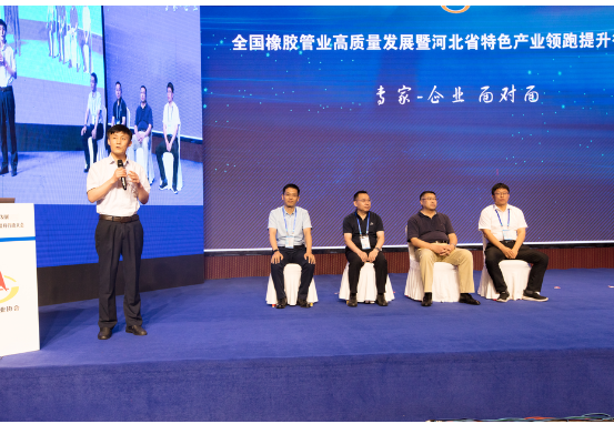 本次論壇還安排了“專家-企業(yè) 面對(duì)面”互動(dòng)環(huán)節(jié)，由青島科技大學(xué)高分子科學(xué)與工程學(xué)院院長(zhǎng)、橡塑材料與工程教育部重點(diǎn)實(shí)驗(yàn)室主任閆業(yè)海主持，來(lái)自青島科技大學(xué)高分子科學(xué)與工程學(xué)院的孫舉濤、鄧濤、翟俊學(xué)、吳明生四名專家為現(xiàn)場(chǎng)的膠管及相關(guān)企業(yè)進(jìn)行了答疑解惑，通過(guò)院校專家與企業(yè)代表的互動(dòng)，在一定程度上幫助企業(yè)解決了生產(chǎn)及研發(fā)過(guò)程中遇到的困難，同時(shí)也為大家提供了解決問(wèn)題的思路。