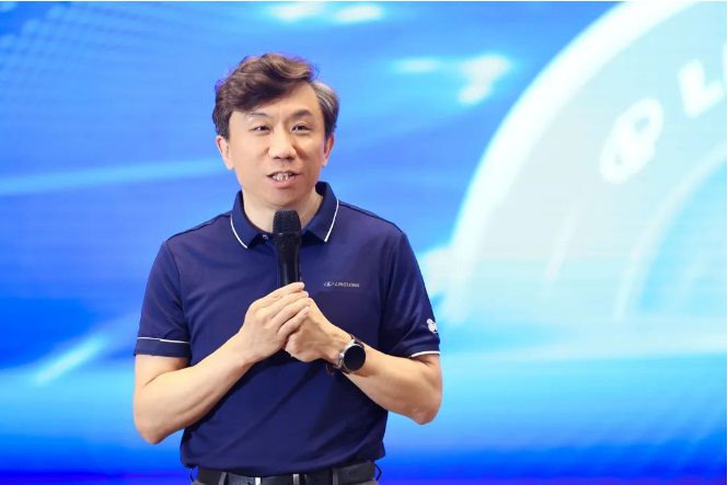 玲瓏輪胎副總裁于航結(jié)合會(huì)議主題介紹了他們即將實(shí)施的“四全三新”規(guī)劃。為幫助經(jīng)銷商在市場(chǎng)上取得突破，玲瓏輪胎將從產(chǎn)品、渠道、價(jià)值、品牌四個(gè)方面全面布局，注入新的銷售動(dòng)力，不斷更新產(chǎn)品、渠道和能力，以企業(yè)實(shí)力推動(dòng)銷售力的提升，進(jìn)而提升企業(yè)整體實(shí)力，形成強(qiáng)大的廠商聯(lián)動(dòng)服務(wù)市場(chǎng)的模式。