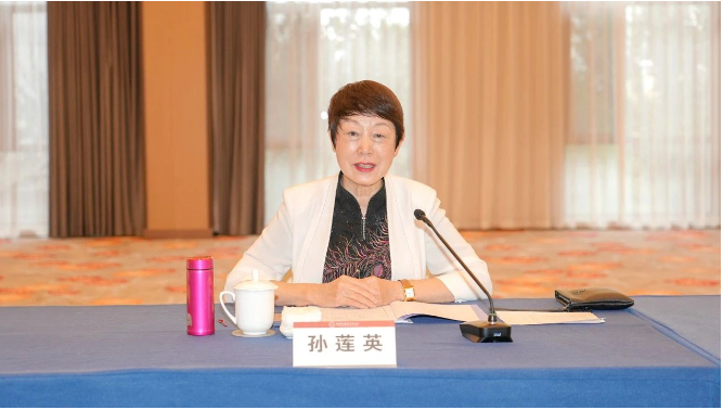 會議總結(jié)中，中國涂料工業(yè)協(xié)會名譽會長孫蓮英指出，2022年兩個委員會的工作成果突出，各位委員為行業(yè)做出了值得表揚的努力。然而，面對前所未有的壓力，行業(yè)面臨更加艱巨的任務(wù)。孫蓮英鼓勵委員們繼續(xù)努力，專注于眼前的工作，并強調(diào)重要工作的堅持和目標，以實現(xiàn)黨的二十大提出的高質(zhì)量發(fā)展和人民美好生活的愿景。