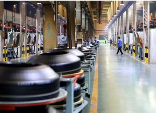 位于山東廣饒經(jīng)濟開發(fā)區(qū)的和達(山東)橡膠科技有限公司在端午節(jié)期間全力趕制外貿(mào)訂單，工人們主動放棄休息時間，堅守崗位，為即將發(fā)往俄羅斯的訂單努力工作。