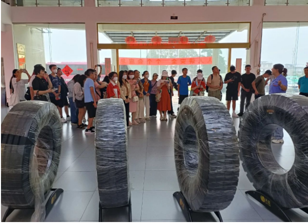 廣西新桂輪橡膠有限公司迎來了一批國際友人，他們來自越南、印度尼西亞和新加坡等國家，專程參觀該公司的生產(chǎn)車間。這些國際友人對新桂輪公司的產(chǎn)品在國內(nèi)外市場的廣泛應(yīng)用以及良好的口碑給予了高度認(rèn)可，并對該公司的實力和產(chǎn)品表示濃厚興趣。
