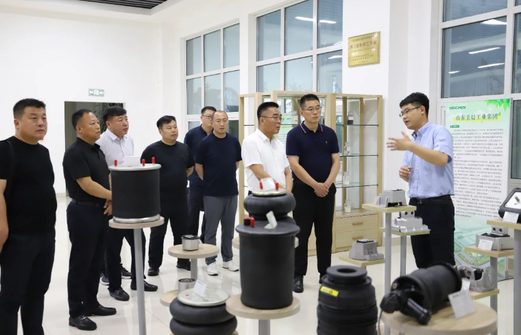 隨后，葉永興一行參觀了美晨工業(yè)集團的黨群文化長廊、產(chǎn)品展廳、生產(chǎn)現(xiàn)場和研發(fā)中心。他們對公司取得的成就和發(fā)展給予了高度認可，并對美晨工業(yè)集團的發(fā)展前景表示了期待。