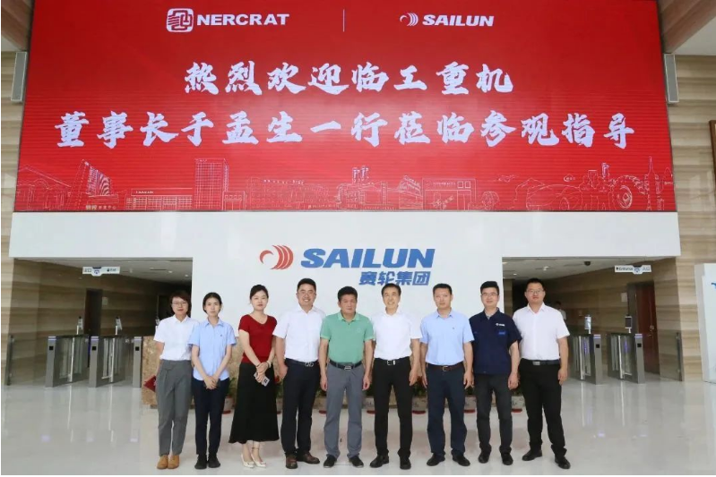 近日，臨工重機(jī)董事長于孟生率領(lǐng)代表團(tuán)蒞臨賽輪集團(tuán)訪問。賽輪集團(tuán)名譽(yù)董事長袁仲雪親自接待了這位重要的訪客。